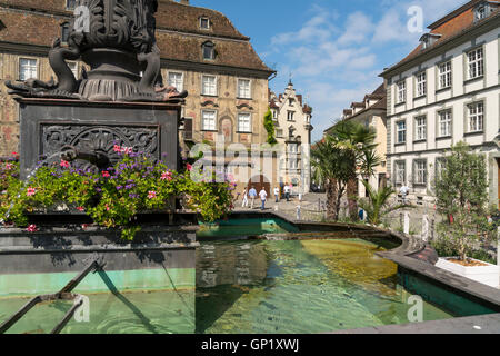 Fontaine de Neptune et le musée 'Haus zum Cavazzen" sur la place du marché à Lindau, en Bavière, Allemagne Banque D'Images