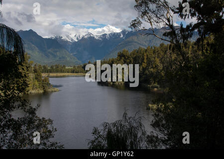 Lake Matheson est reflétant les Alpes du Sud avec ses plus hauts sommets du Mont Cook (à droite) et le Mont Tasman (à gauche). Banque D'Images