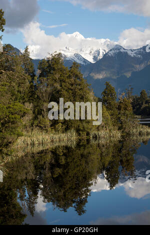 Lake Matheson est reflétant les Alpes du Sud avec ses plus hauts sommets du Mont Cook (à droite) et le Mont Tasman (à gauche). Banque D'Images