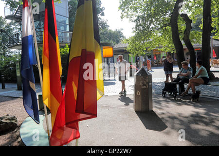 Les pavillons de la Belgique, l'Allemagne, et les Pays-Bas et le boarder-pierre sur le point "reilaendereck' près de Aix-la-Chapelle, où les frontières de l'Allemagne, Pays-Bas et Belgique. Cet endroit est le point le plus élevé (322 mètres) des Pays-Bas. Banque D'Images