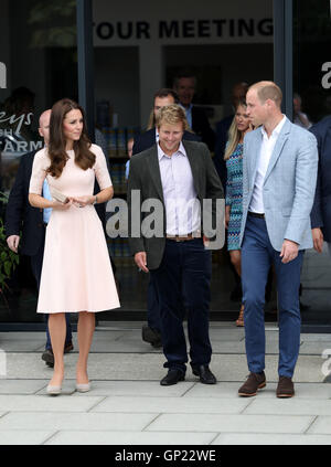 Le duc et la duchesse de Cambridge s'écarter avec Sam Healey, directeur des Opérations, après une visite à Healey's Cornish Cidrerie à Penhallow lors de leur longue tournée de Cornwall. Banque D'Images