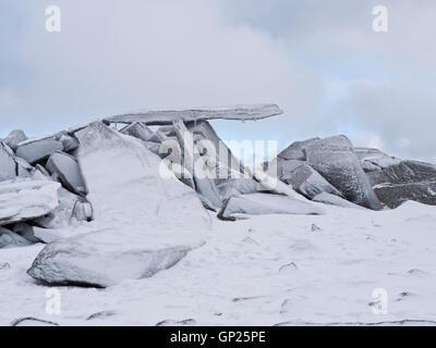 La console, un célèbre particularité géographique sur le sommet de Glyder Fach dans le parc national de Snowdonia, sous une couverture de neige. Banque D'Images