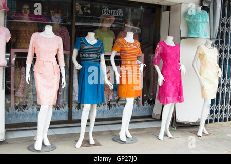 Des mannequins vêtus de robes en soie thaïlandaise à l'extérieur d'un magasin à phetchabun, Thaïlande Banque D'Images