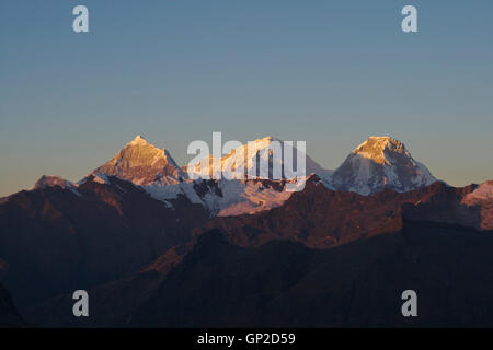 Chopicalqui, le Huascaran Huascaran Norte Sur, de l'Alto de Pucaraju Pass, lumière du matin, Cordillère blanche, Pérou Banque D'Images