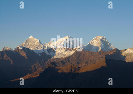 Chopicalqui, le Huascaran Huascaran Norte Sur, de l'Alto de Pucaraju Pass, lumière du matin, Cordillère blanche, Pérou Banque D'Images