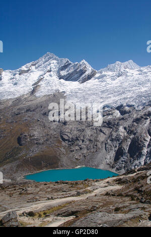 Vue depuis Punta Union européenne passent, le lac Laguna Taullicocha, Nevado Pucarashta, Santa-Cruz-Trek, Cordillère blanche, Pérou Banque D'Images