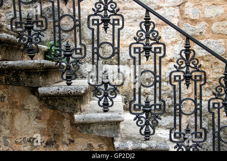 Vieille ville de Budva, Monténégro - ancien escalier en pierre avec rampe en fer forgé Banque D'Images