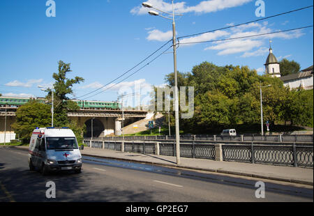 Ambulance dans la rue de Moscou, près du pont sur lequel le train rides et l'église de l'été 2016 Banque D'Images