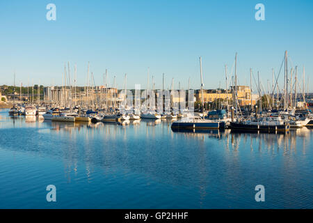 Yachts à Cardiff Banque D'Images