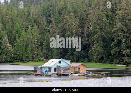 Camp de pêche flottant près de Saint-Pétersbourg "Little Norway" village de pêcheurs de l'île Mitkof Le passage de l'intérieur sud-est de l'Alaska USA Banque D'Images