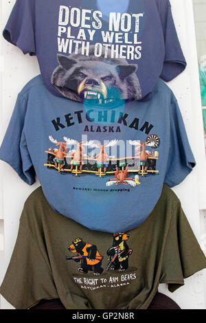 Tee shirts souvenirs Creek Street boutiques touristiques Tongass Narrows Ketchikan Inside Passage sud-est de l'Alaska USA Banque D'Images