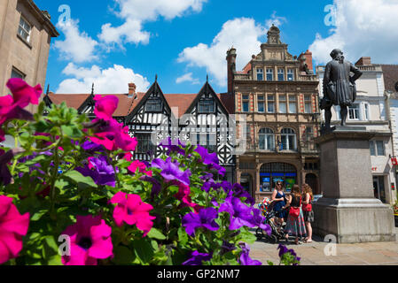 Fleurs d'été dans le Square, Shrewsbury, Shropshire, England, UK. Banque D'Images