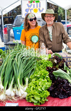 Couple de vente vendre leurs légumes, du marché agricole. Banque D'Images