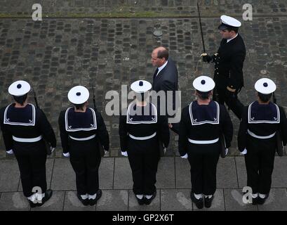 Ministre responsable de la Défense, Paul Kehoe inspecte la garde d'honneur avant de monter dans le LE Niamh à Dublin, où quatre anciens combattants de la marine ont été honorés lors d'une cérémonie pour leur courage dans la lutte contre les incendies et de sauvetage sur les paralytiques LE Cliona en 1962. Banque D'Images