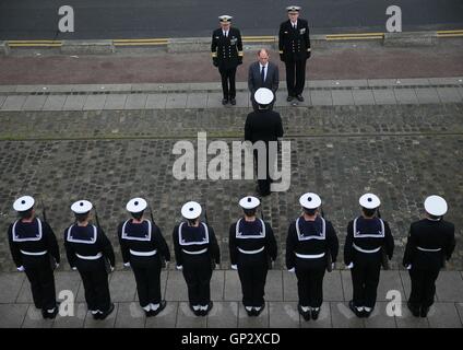 Ministre responsable de la Défense, Paul Kehoe arrive à une garde d'honneur avant de monter dans le LE Niamh à Dublin, où quatre anciens combattants de la marine ont été honorés lors d'une cérémonie pour leur courage dans la lutte contre les incendies et de sauvetage sur les paralytiques LE Cliona en 1962. Banque D'Images