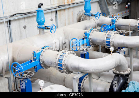 Usine de traitement des eaux usées. Une nouvelle station de pompage. Robinets et tuyaux. Les installations de traitement moderne urbain, les pipelines et les pompes powe Banque D'Images