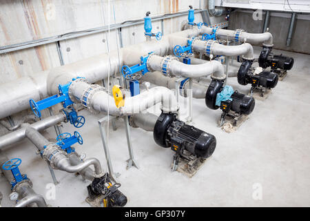 Usine de traitement des eaux usées. Une nouvelle station de pompage. Robinets et tuyaux. Les installations de traitement moderne urbain, les pipelines et les pompes powe Banque D'Images