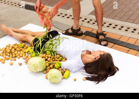 Sofia, Bulgarie - 21 juin 2016 : les végétaliens et végétariens défenseurs des droits des animaux sont les humains au cours d'une cuisson contre killi protes Banque D'Images