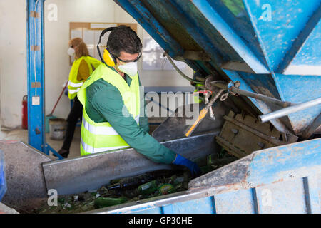 Sofia, Bulgarie - 26 mai 2016 : déchets de verre bouteilles en verre de recyclage est travailleur dans une usine de recyclage. L'emballage en verre différents Banque D'Images