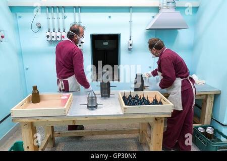 Sopot, Bulgarie - 17 mai 2016 : Arsenal les travailleurs sont la production de la tête de RPG dans l'un des déclencheurs de la fabrique d'armes. Les installations Banque D'Images