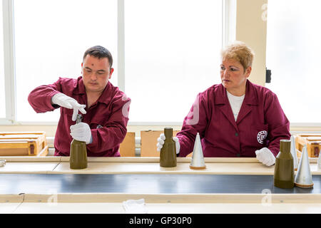 Sopot, Bulgarie - 17 mai 2016 : Arsenal les travailleurs sont la production d'ogives nucléaires dans l'une des armes de la Bulgarie à l'usine. La centrale produit Banque D'Images