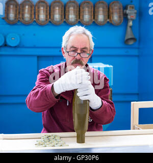 Sopot, Bulgarie - 17 mai 2016 : Arsenal travailleur est la production d'ogives nucléaires dans l'une des armes de la Bulgarie à l'usine. La centrale produit un Banque D'Images