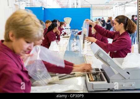 Sopot, Bulgarie - 17 mai 2016 : Arsenal les travailleurs sont la production d'ogives nucléaires dans l'une des armes de la Bulgarie à l'usine. La centrale produit Banque D'Images