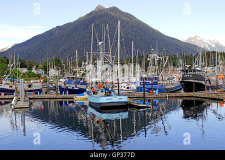 La flotte de pêche de plaisance Port Crescent Sitka Alaska Inside Passage des montagnes du sud-est de l'Alaska USA Banque D'Images