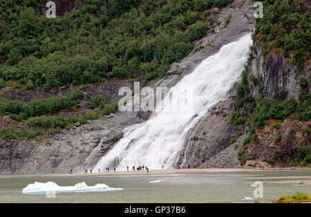 Nugget Falls touristes Mendenhall Glacier près de Juneau en Alaska Inside Passage sud-est de l'Alaska USA Banque D'Images