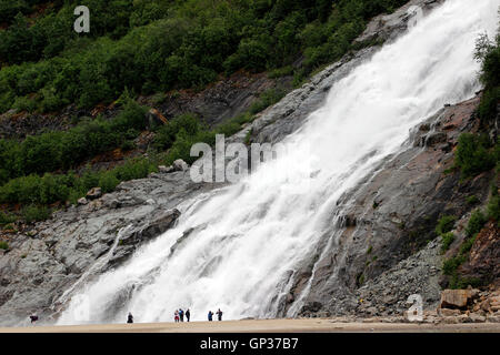 Nugget Falls touristes Mendenhall Glacier près de Juneau en Alaska Inside Passage sud-est de l'Alaska USA Banque D'Images