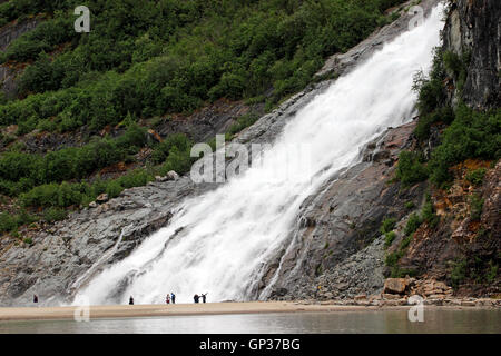 Nugget Falls touristes Mendenhall Glacier près de Juneau en Alaska Inside Passage sud-est de l'Alaska USA Banque D'Images