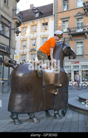 Young boy riding metal statue de cheval avec huit pattes, Constance, le lac de Constance, Bade-Wurtemberg, Allemagne Banque D'Images