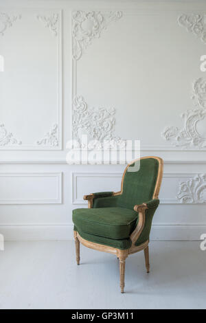 Fauteuil vert élégant dans le luxe de l'intérieur blanc brillant Banque D'Images