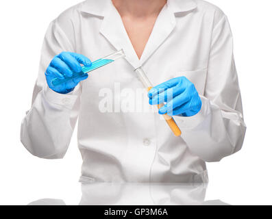 Portrait de femme en robe blanche et bleu gants tenant deux tubes à essai en verre jaune et bleu avec un sorbant liquide Banque D'Images