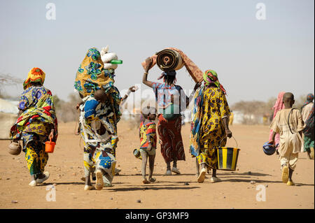 BURKINA FASO Dori, les réfugiés maliens, pour la plupart, camp de réfugiés touaregs de Goudebo du HCR, ils ont fui en raison de la guerre et de la terreur islamiste dans le nord du Mali, l'arrivée de nouveaux réfugiés Banque D'Images