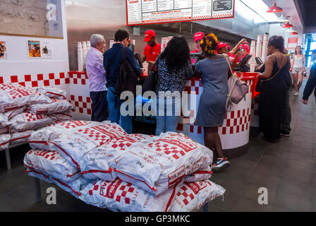 Paris, France, de l'intérieur, Groupe français, de commander les repas au comptoir de restauration rapide Restaurant, cinq gars , dans le quartier, Bercy, Banque D'Images