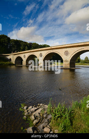 Coldstream Bridge sur la rivière Tweed traversant la frontière écossaise Anglais Banque D'Images