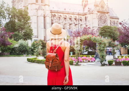 Belle femme la mode voyages à Paris, avec sac à dos près de Notre Dame, France Banque D'Images