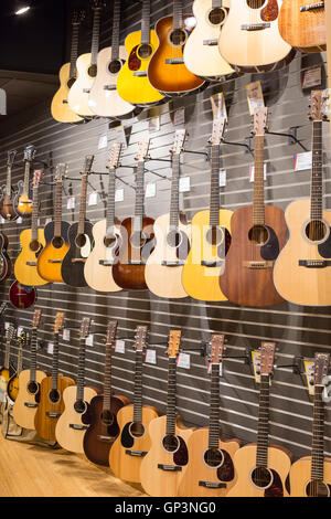 Fort Wayne, Indiana - guitares acoustiques sur l'affichage à l'Sweetwater Music Instruments & Pro Audio store. Banque D'Images