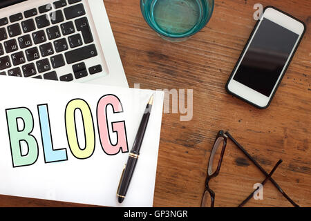 Concept de blog, blog note texte dans le bloc-notes, social media communication Banque D'Images