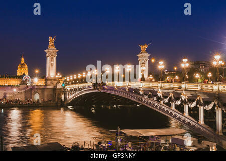 Paris la nuit, belle illumination de pont Alexandre III sur la Seine dans la soirée, l'architecture historique Banque D'Images