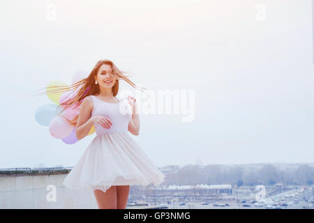 Bon été jeune fille avec des ballons colorés Banque D'Images