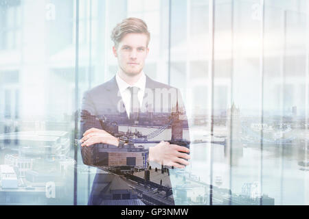 Double exposition portrait de jeune homme d'affaires et la ville de Londres Banque D'Images