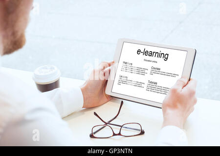 E-learning, formation en ligne d'affaires, mains avec tablet Banque D'Images