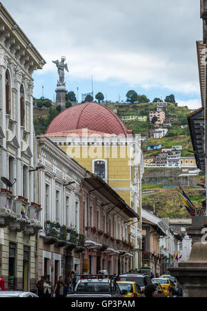 Statue de Vierge Marie donnent sur la vieille ville de Quito, en Équateur. Banque D'Images