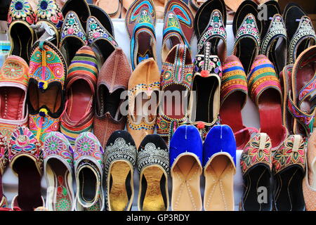 La main, chaussures colorées sur l'affichage à Fort Jaisalmer, Jaisalmer, Rajasthan, Inde, Asie Banque D'Images