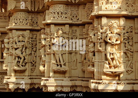 Superbes sculptures de pierre de marbre sur le mur d'un temple jaïn à Fort Jaisalmer Jaisalmer, Rajasthan, Inde, Asie Banque D'Images