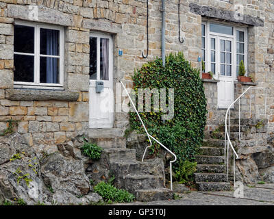 Vieille maisons en pierre avec des marches jusqu'à l'avant des portes dans la jolie ville médiévale de Domfront, Normandie, France Banque D'Images