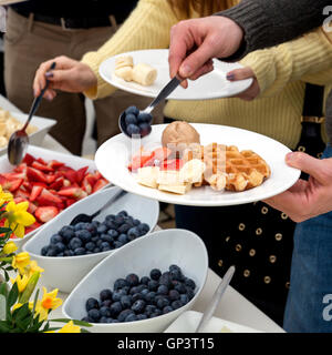 Petit-déjeuner buffet comprenant des gaufres fraises, bananes et les bleuets Banque D'Images