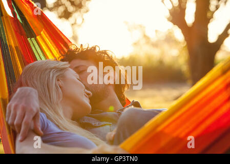 Couple relaxing together in hammock Banque D'Images